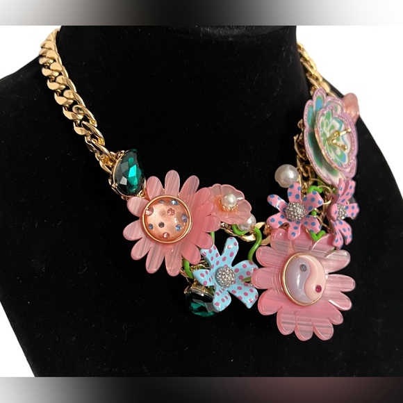 New BETSEY JOHNSON ENCHANTED DRAMA STATEMENT NECKLACE PASTEL MULTI - Picture 5 of 16